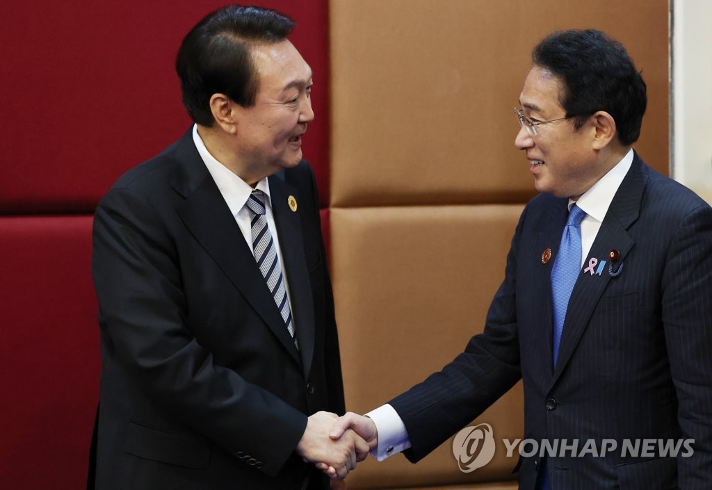 Tổng thống Hàn Quốc Yoon Suk Yeol (bên trái) gặp Thủ tướng Nhật Bản Kishida Fumio tại Campuchia tháng 11-2022.Ảnh: Yonhap