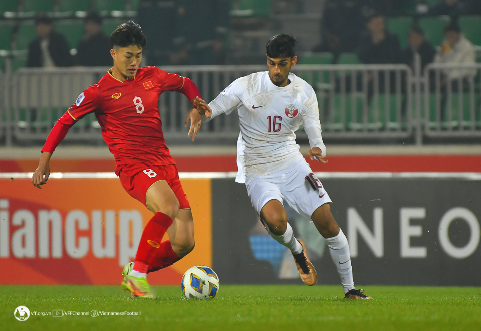 Dẫn đầu bảng B với 6 điểm, U20 Việt Nam (bên trái) có nhiều lợi thế trước trận đấu cuối cùng vòng bảng với U20 Iran. Ảnh: VFF