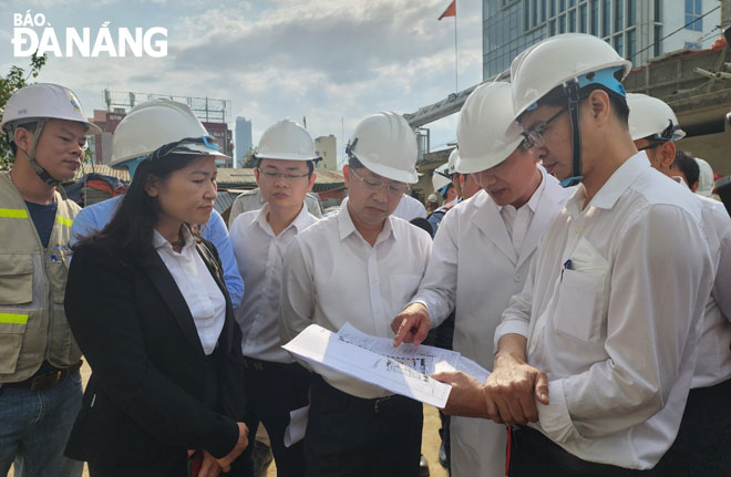 Bí thư Thành ủy Nguyễn Văn Quảng (thứ 3, bên phải sang) kiểm tra tiến độ dự án Trung tâm Ghép tạng và cấy ghép tế bào gốc Bệnh viện Đà Nẵng. Ảnh: PHAN CHUNG