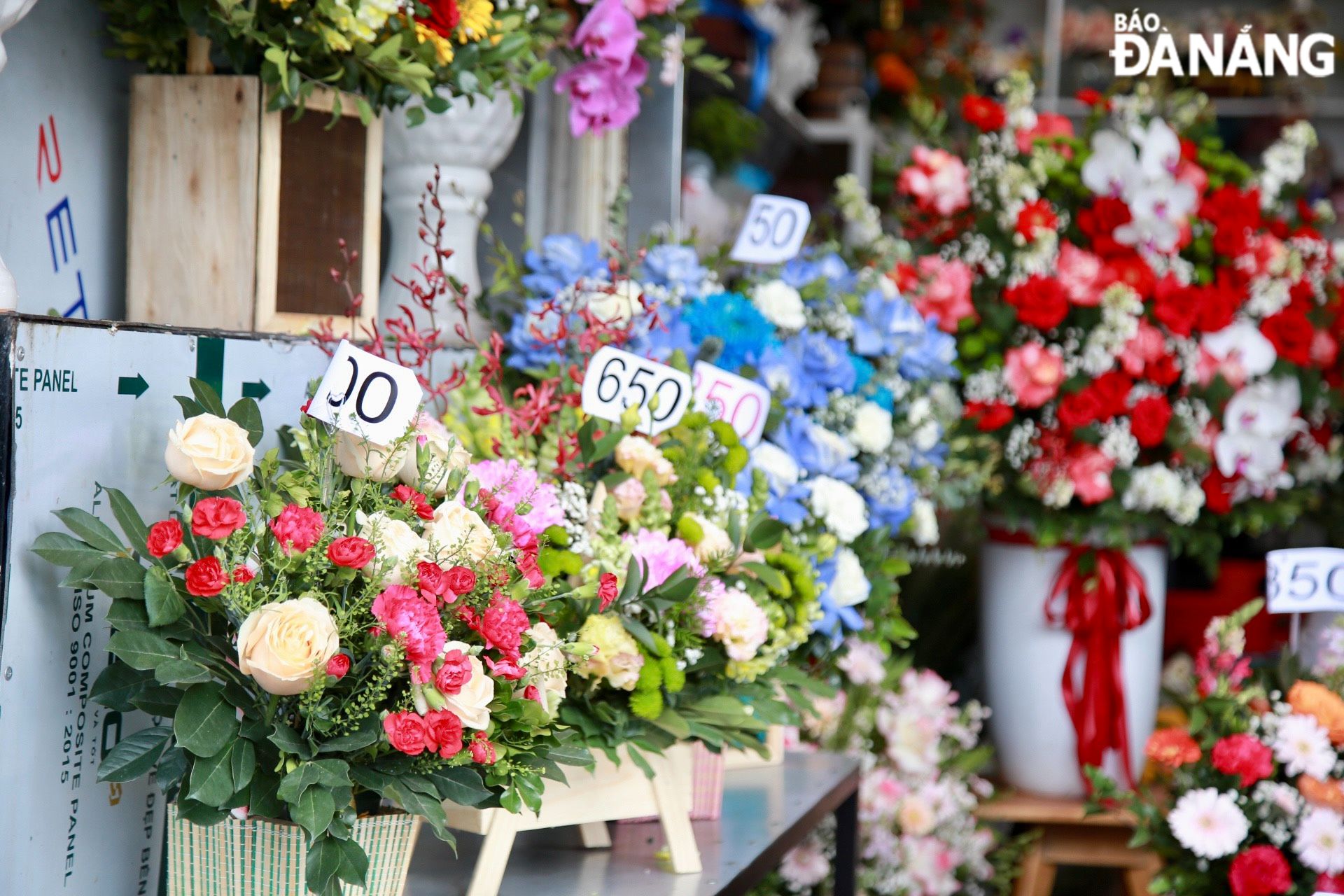 Giá hoa năm nay tăng nhưng lượng khách hàng tới đặt mua vẫn rất nhiều tại các cửa hàng, tiệm hoa.