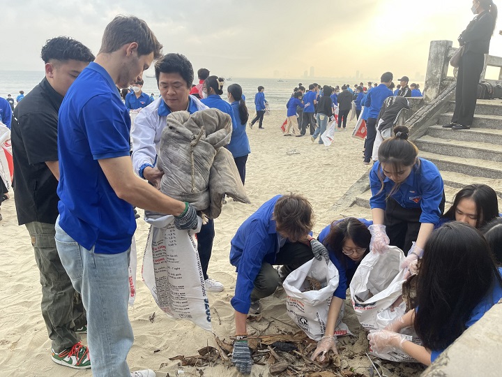 Da Nang Youth Union members clean up along the embankment of Nguyen Tat Thanh Beach in Thanh Khe District. Photo: https://www.danang.gov.vn/