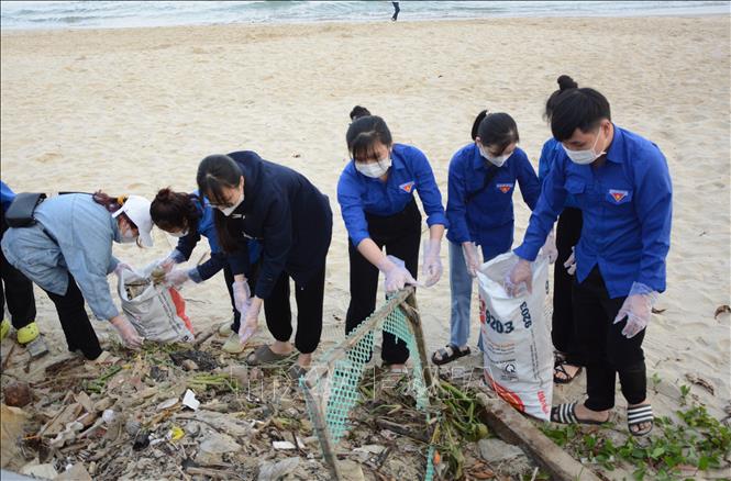 Da Nang Youth Union members and youths participate in cleanups along Nguyen Tat Thanh Street. Photo: TTXVN