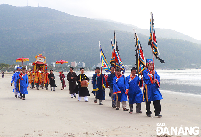 Lễ hội cầu ngư quận Sơn Trà năm 2023 diễn ra từ ngày 7 đến hết ngày 9-3. Trong ảnh: Đoàn người thực hiện lễ nghinh thần dọc bờ biển Sơn Trà sáng 7-3. Ảnh: X.D