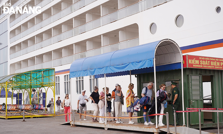 Cruise ship passengers are seen doing immigration procedures at the city's Tien Sa Port. Photo: THU HA.