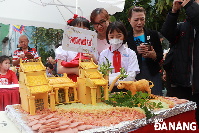 Mâm xôi của phường Hòa Khê, quận Thanh Khê trình bày đẹp mắt, được ban giám khảo và những người tham gia lễ hội đánh giá cao.