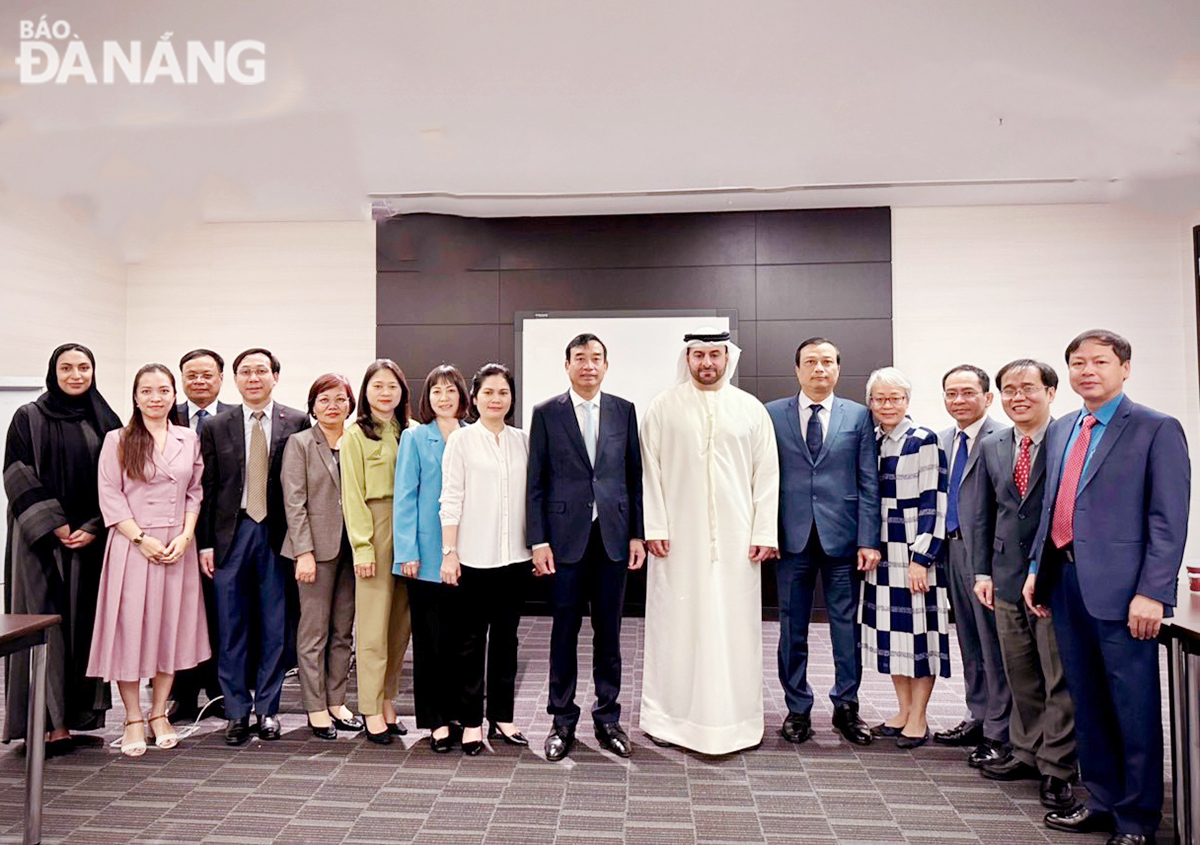 The Da Nang delegation took souvenir photos with leaders of Emirates Airlines.