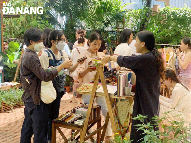 The second-hand market attracts a large number of young people. Photo: T.D