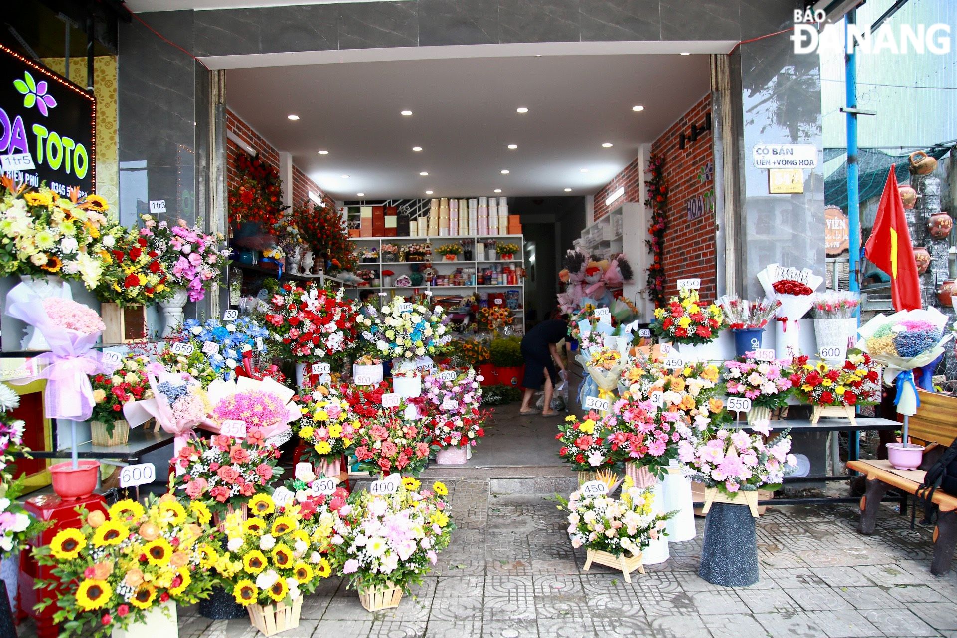 With an abundant supply, many fresh flower shops source a variety of flowers from domestic and foreign localities to serve the needs of customers.