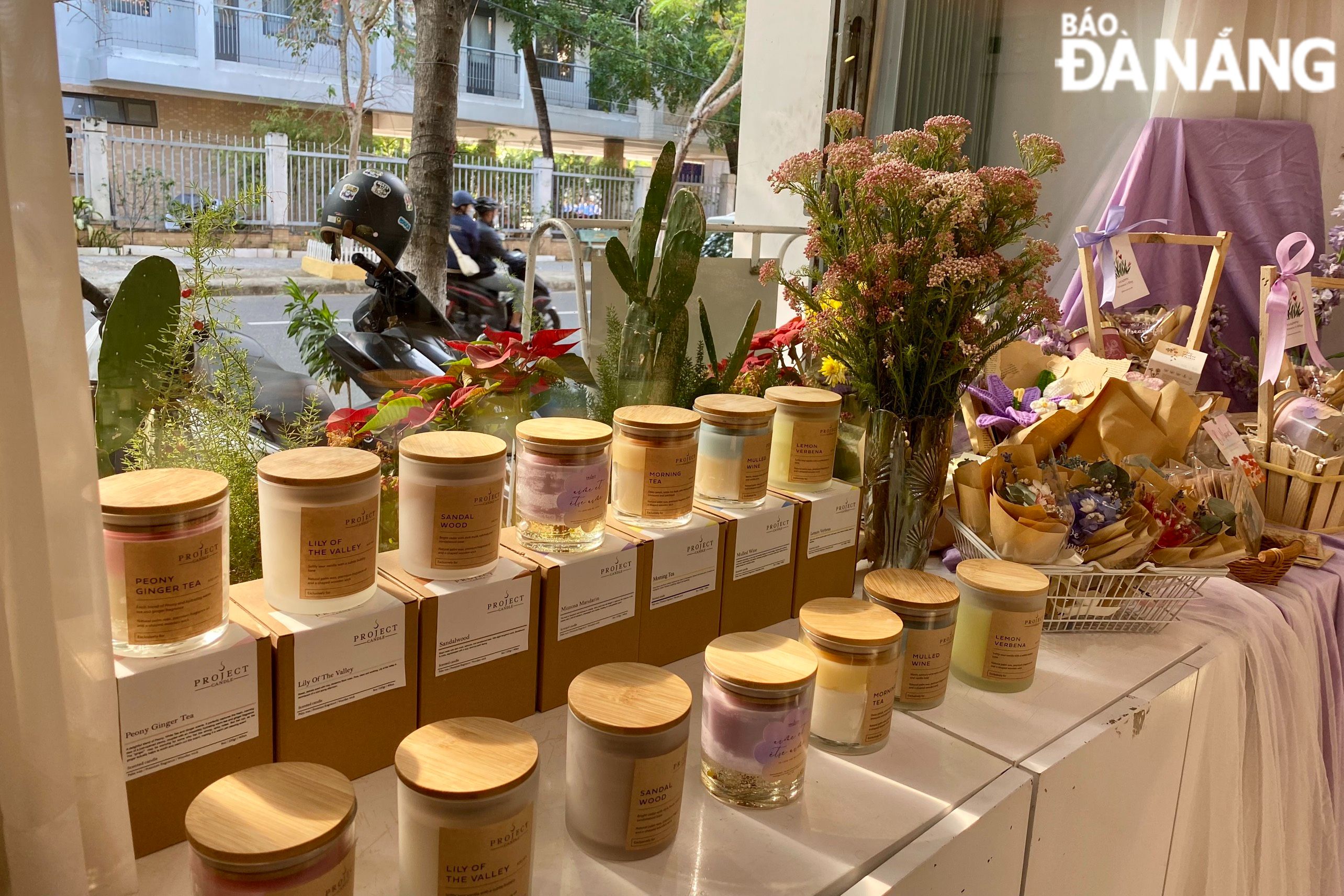 Practical gift products such as perfumes, essential oils and scented candles also receive a lot of attention from customers.