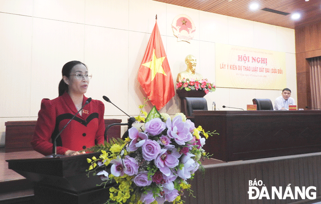 Phó Chủ tịch HĐND thành phố Nguyễn Thị Anh Thi phát biểu tại hội nghị.  Ảnh: HOÀNG HIỆP