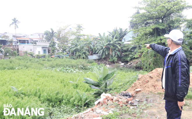 Dự án hạ tầng kỹ thuật khu vực phía đông nam nút giao thông Hòa Cầm chậm triển khai, đất bỏ hoang gây ô nhiễm môi trường nặng nề.  Ảnh: ĐẮC MẠNH	