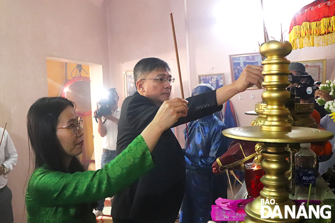 Delegates offer incense at the Whale Temple in Tho Quang Ward.