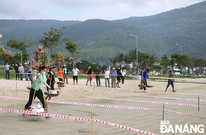 The fish-carrying competition attracted a large number of audience. 