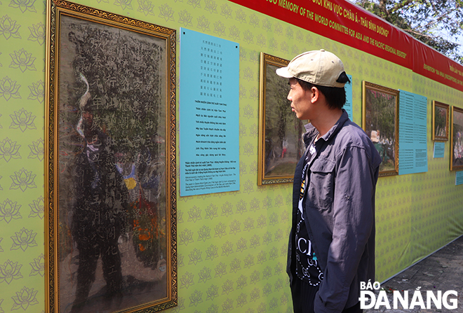 Người dân tham quan triển lãm ảnh ma nhai và danh thắng Ngũ Hành Sơn.