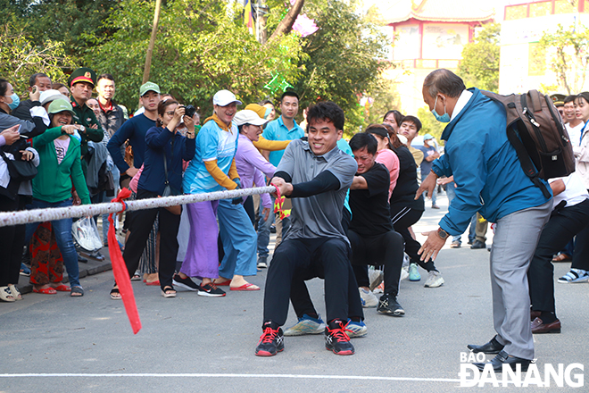 The tug-of-war contest drew much attention from hundreds of locals and visitors.