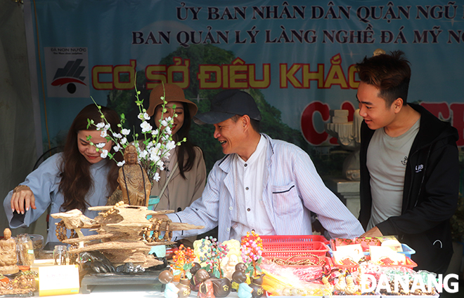 Visitors to the exhibition about Non Nuoc stone sculptures 