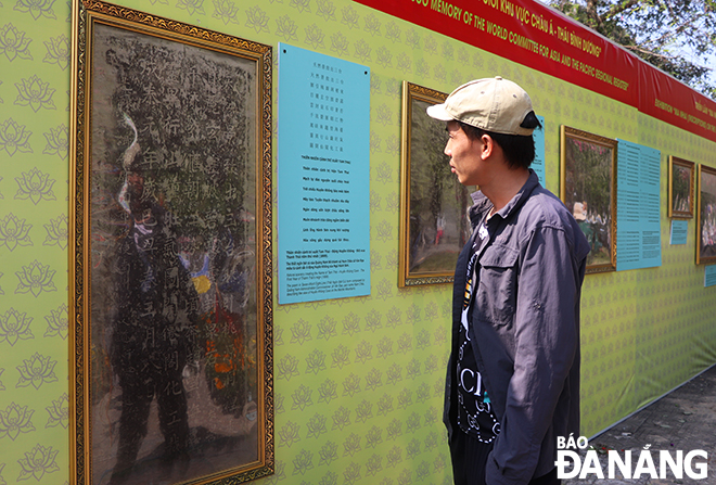 Visitors to a photo exhibition featuring ‘ma nhai’ (inscriptions) and the beauty of the Marble Mountains