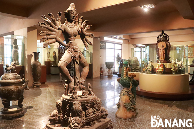  Bảo tàng hiện trưng bày khoảng 500 cổ vật, hiện vật như: tượng và tranh chư Phật, Bồ tát, tổ sư; mộc bản kinh Phật; đồ thờ cúng; nhạc khí … từ thế kỷ VII đến đầu thế kỷ XX.