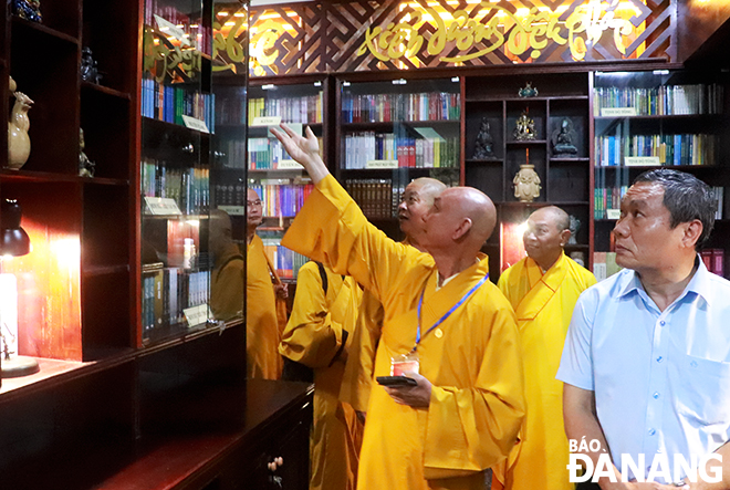 Lấy tên vị sư nổi tiếng (Sư Vạn Hạnh) cũng là tên đường dẫn vào chùa Quán Thế Âm, Thư viện Vạn Hạnh tạo ấn tượng cho bất kỳ ai đến nơi này. 
