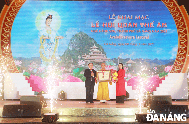 Tổ chức Kỷ lục Việt Nam trao chứng nhận kỷ lục cho độc bản 16 bức tranh sứ màu cẩn trên 4 tháp của chùa Quán Thế Âm. Ảnh: X.D	