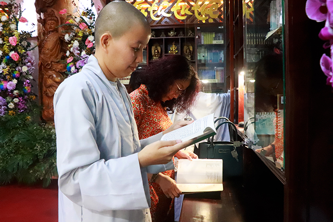 The opening of the Van Hanh Library in the campus of the Quan The Am Pagoda signficantly contributes to the establishment of a unique cultural complex, thereby attracting many visitors to visit and read books.