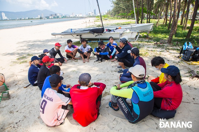 After boats are carefully prepared, Coach Dang Quyet Thang and a South Korean expert will discuss a training plan.