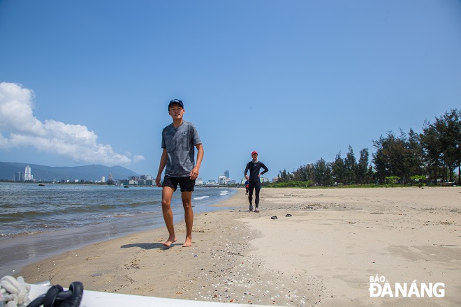 Athletes practice 2 sessions/day. In the morning, they jog for physical training for a distance of 5km - 10km, then take a rest until noon. At noon, they continue to go to the sea to practice techniques.