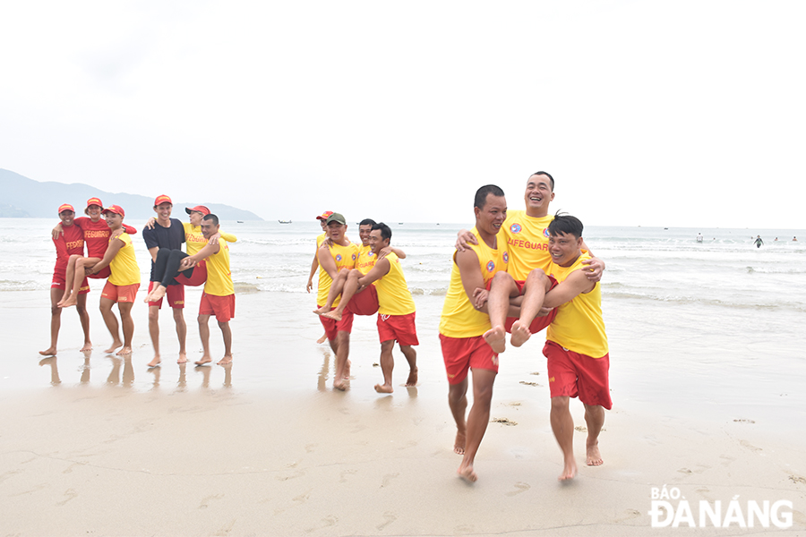 Members of the Da Nang Lifeguard Team are divided into groups to practice first aid skills. Photo: THU HA