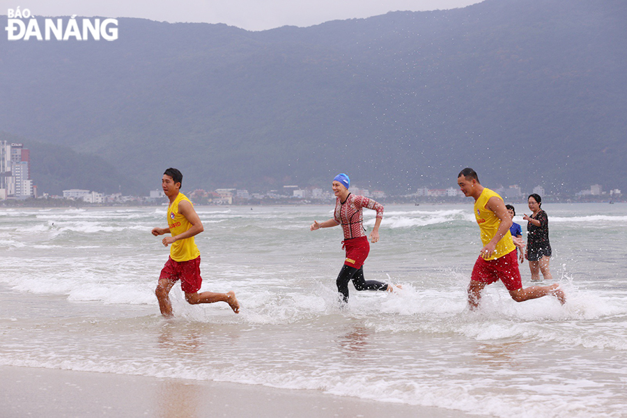 The course also includes physical improvement contests for local lifeguards such as “cuop co” (capturing the flag) and water run. Photo: THU HA