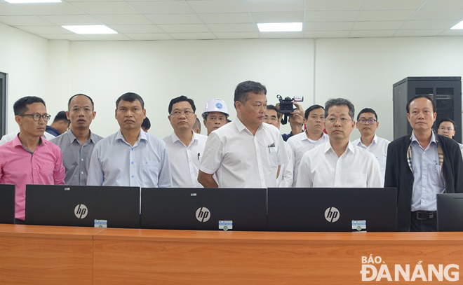 Secretary of the Da Nang Party Committee Nguyen Van Quang (second, right) inspects the operation center of the Hoa Lien Water Plant. Photo: HOANG HIEP