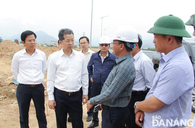 Also on the same day, Secretary Quang made inspection visits to the construction site of the Western Ring Road No.2 project, a section of road from Road 8 in the Hoa Khanh Industrial Park to the intersection with a bypass south of the Hai Van Pass.