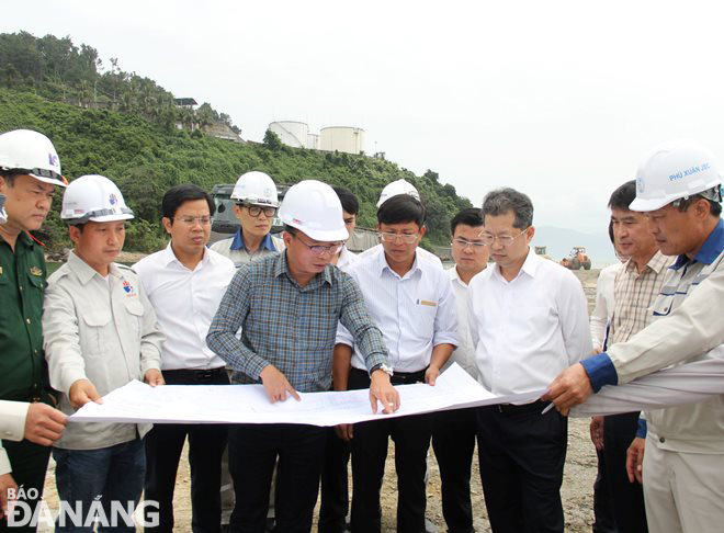 Secretary Quang (third right) inspects the actual construction progress of the shared infrastructure part of the Lien Chieu Port project. Photo: HOANG HIEP