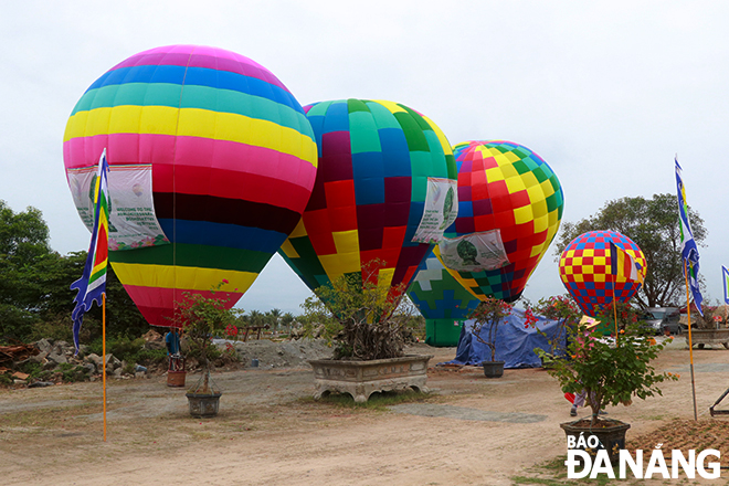 Liên tục trong 3 ngày diễn ra lễ hội, Ban tổ chức lễ hội Quán Thế Âm 2023 tổ chức chương trình biểu diễn thả diều nghệ thuật và trình diễn khinh khí cầu.