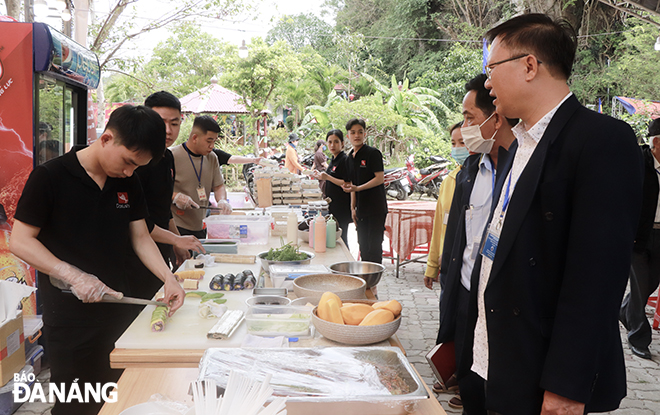 Ông Lê Quang Trung, Phó trưởng phòng Y tế quận Ngũ Hành Sơn dẫn đoàn kiểm tra công tác giữ gìn vệ sinh an toàn thực phẩm trong không gian lễ hội.