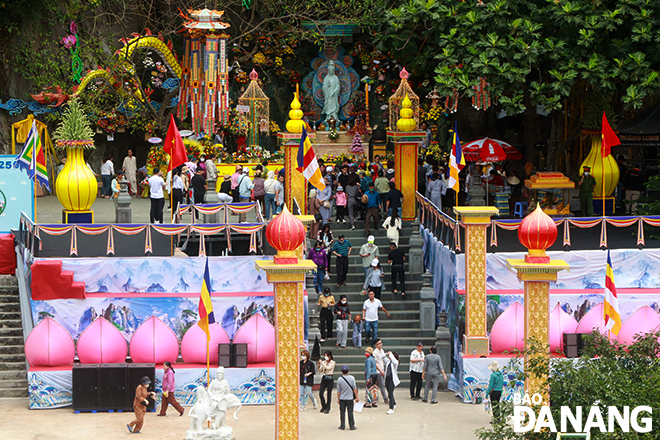 The number of people gathering at the lotus station sometimes reaches hundreds