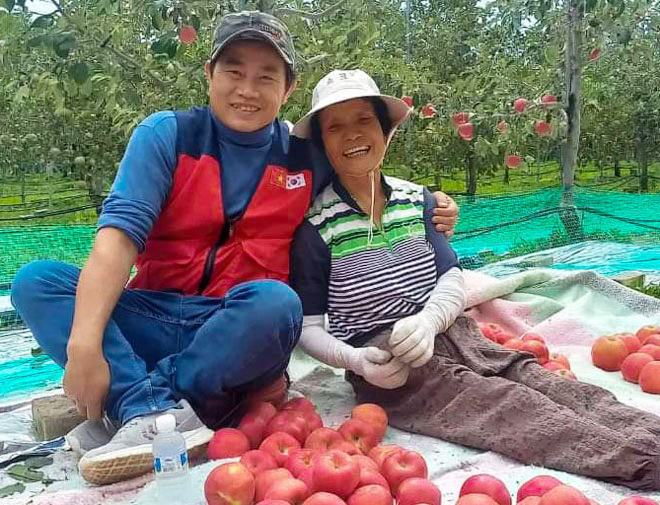 Anh Nguyễn Văn Thủy làm việc tại Hàn Quốc theo chương trình hợp tác trao đổi lao động thời vụ giữa huyện Hòa Vang với huyện Yeongyang. (Ảnh do nhân vật cung cấp)