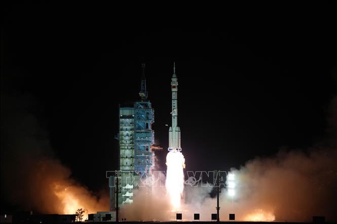 Tên lửa đẩy Trường Chinh-2F mang theo tàu Thần Châu-15 rời bệ phóng tại trung tâm phóng vệ tinh Tửu Tuyền ở Tây Bắc Trung Quốc tối 29/11/2022. Ảnh minh họa: THX/TTXVN