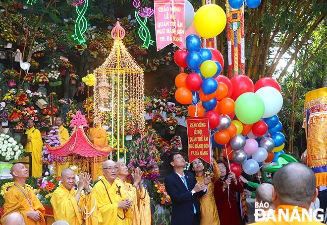 Da Nang leaders release balloons to celebrate the festival