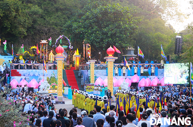 From early morning of March 10, thousands of Buddhist monks and nuns, and tourists from all over the country gathered near the lotus area of the Quan The Am Pagoda.