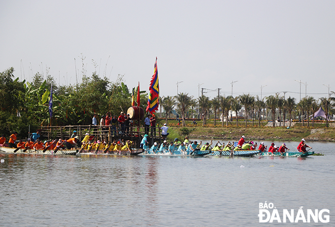 Giải đua thuyền truyền thống trên sông Cổ Cò.