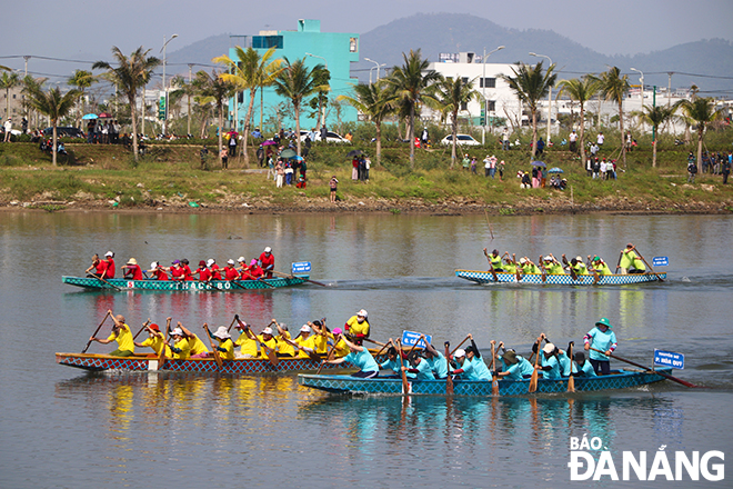 Hội đua thuyền truyền thống năm nay có 10 đội đua đến từ các quận trên địa bàn thành phố.