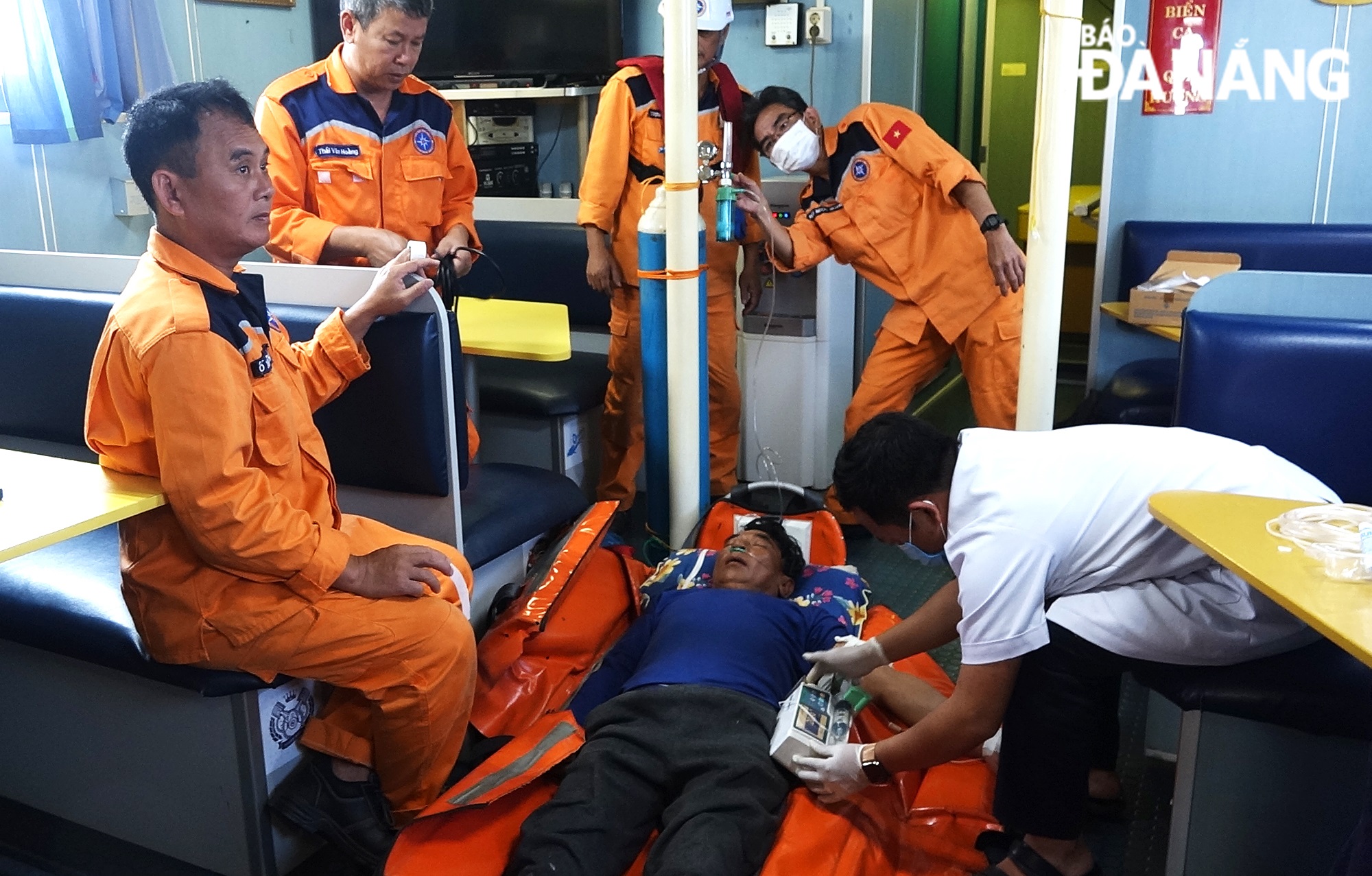 Doctors from the city’s Emergency Centre 115 giving initial first aid to the victim