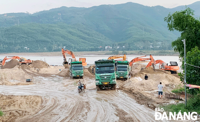 Mỏ khai thác cát trên sông Vu Gia đoạn gần cầu Hà Nha đã hoạt động trở lại nhưng với quy mô nhỏ, không rầm rộ như trước đây. Ảnh: H.H