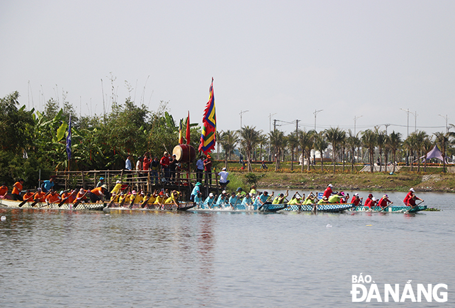 Traditional boat race on the Co Co River