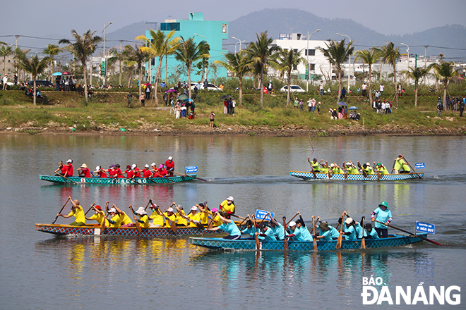 This year's traditional boat race has 10 participating teams from districts in the city