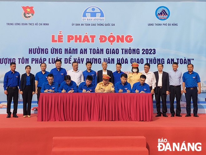 Các đơn vị ký cam kết hưởng ứng và thực hiện tốt Năm An toàn giao thông 2023.