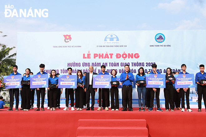 Phó Chủ tịch UBND thành phố Lê Quang Nam (thứ 7, trái sang) và Bí thư Thành Đoàn Đà Nẵng Nguyễn Mạnh Dũng (thứ 10, trái sang) tặng giỏ cứu thương đội thanh niên tham gia xử lý tình huống bất thường của giao thông. 