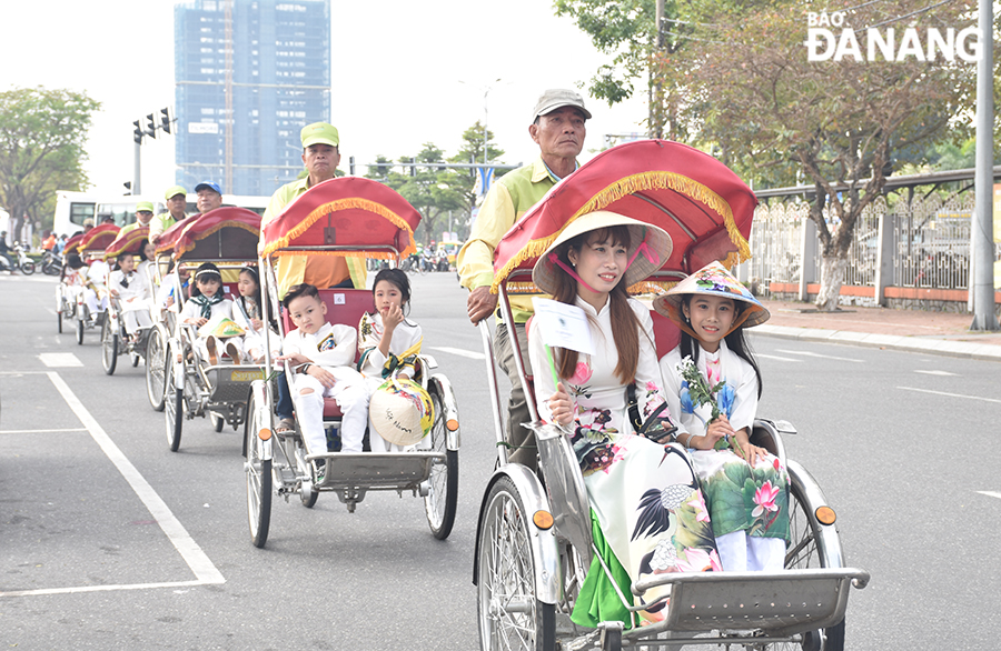 Hưởng ứng tuần lễ áo dài, các bạn nhỏ đi xích lô qua một số tuyến đường của thành phố