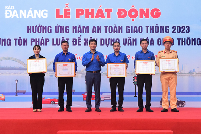 The Central Committee of the Viet Nam Youth Union awarded Certificates of Merit to the provinces and cities directly under the Youth Union in recognition of their outstanding achievements in the movement to ensure traffic order and safety in 2022.