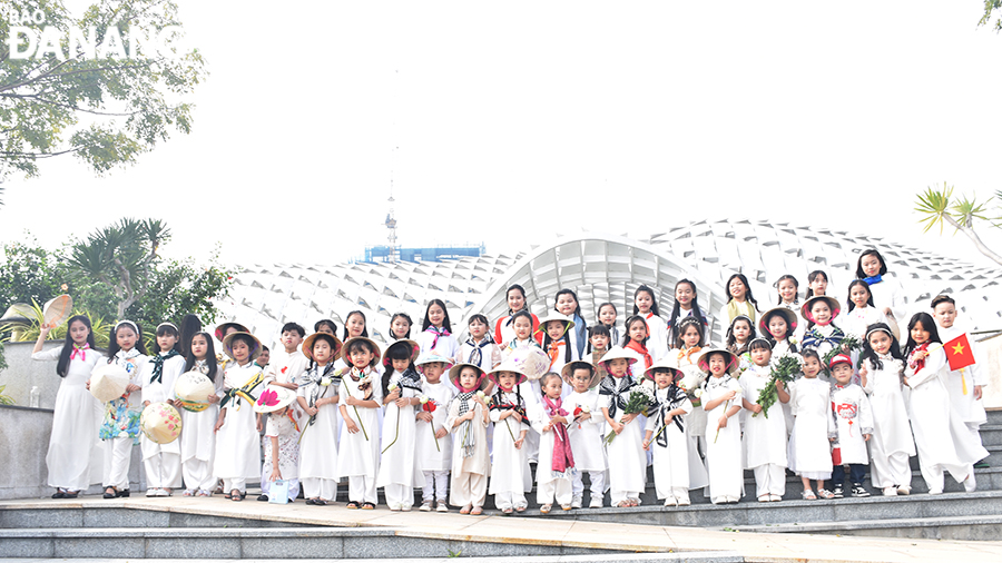 The 60 students wear ‘ao dai’ join a cyclo parade starting from the APEC Park, Da Nang. Photo: NHAT HA The cyclo parade runs through some urban streets in Da Nang. Photo: NHAT HA.